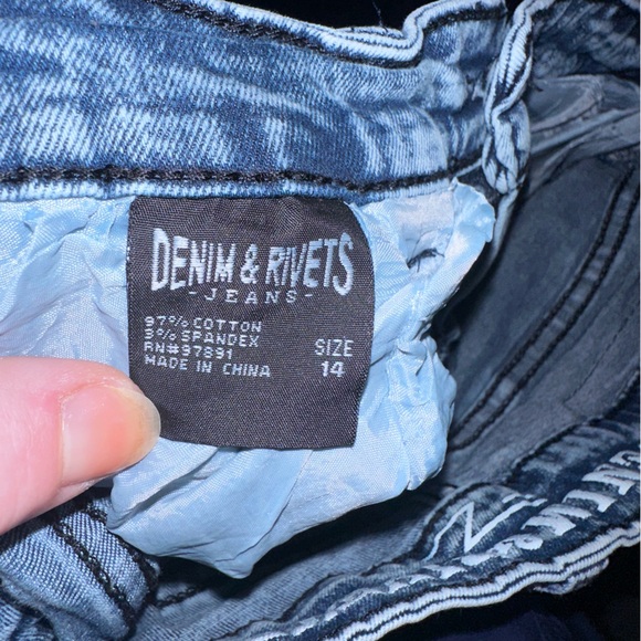Denim Rivets Distressed Blue Jeans - Picture 4 of 4